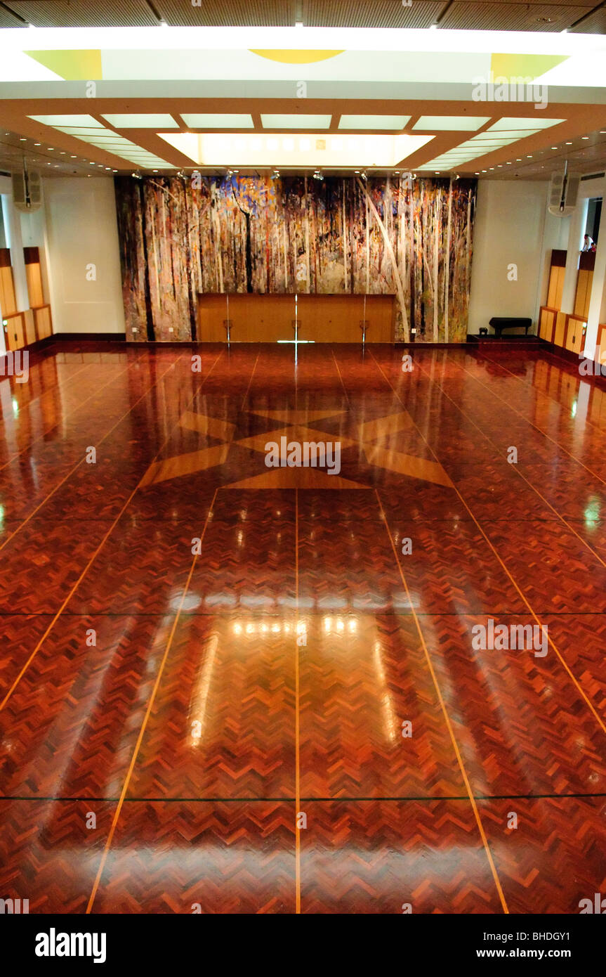 Parliament House Great Hall Arthur Boyd Tapestry Canberra Australie | CANBERRA, Australie — le parquet poli mène à la tapisserie Arthur Boyd à l'intérieur du Great Hall of Parliament House, un espace cérémonial utilisé pour les réceptions d'État, les mariages et les remises de diplômes universitaires. Le bâtiment, inauguré en 1988, a remplacé le Parlement provisoire de 1927 situé à environ 300 mètres en descente. Banque D'Images