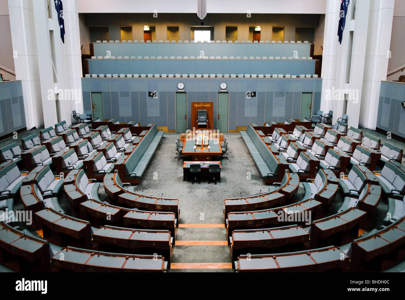 CANBERRA, AUSTRALIE - Dans le reflet de la couleur de la Chambre des communes britannique, la Chambre des représentants est décorée en vert. Cependant, la couleur est coupé pour suggérer la couleur de feuilles d'eucalyptus.La Maison du Parlement est le lieu de réunion du Parlement de l'Australie. Il est situé à Canberra, la capitale de l'Australie. Il a été ouvert le 9 mai 1988 par la reine Elizabeth II, reine d'Australie.[1] Sa construction a coûté plus de 1,1 milliards de dollars. À l'époque de sa construction c'était le bâtiment le plus cher dans l'hémisphère Sud. Avant 1988, le Parlement de l'Australie s'est réuni Banque D'Images