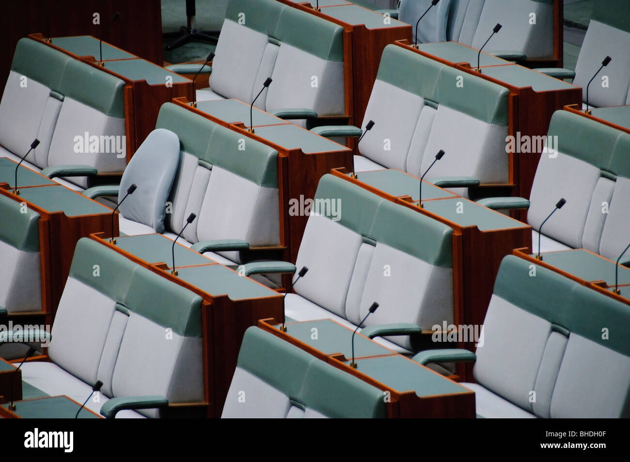 CANBERRA, AUSTRALIE - Dans le reflet de la couleur de la Chambre des communes britannique, la Chambre des représentants est décorée en vert. Cependant, la couleur est coupé pour suggérer la couleur de feuilles d'eucalyptus.La Maison du Parlement est le lieu de réunion du Parlement de l'Australie. Il est situé à Canberra, la capitale de l'Australie. Il a été ouvert le 9 mai 1988 par la reine Elizabeth II, reine d'Australie.[1] Sa construction a coûté plus de 1,1 milliards de dollars. À l'époque de sa construction c'était le bâtiment le plus cher dans l'hémisphère Sud. Avant 1988, le Parlement de l'Australie s'est réuni Banque D'Images