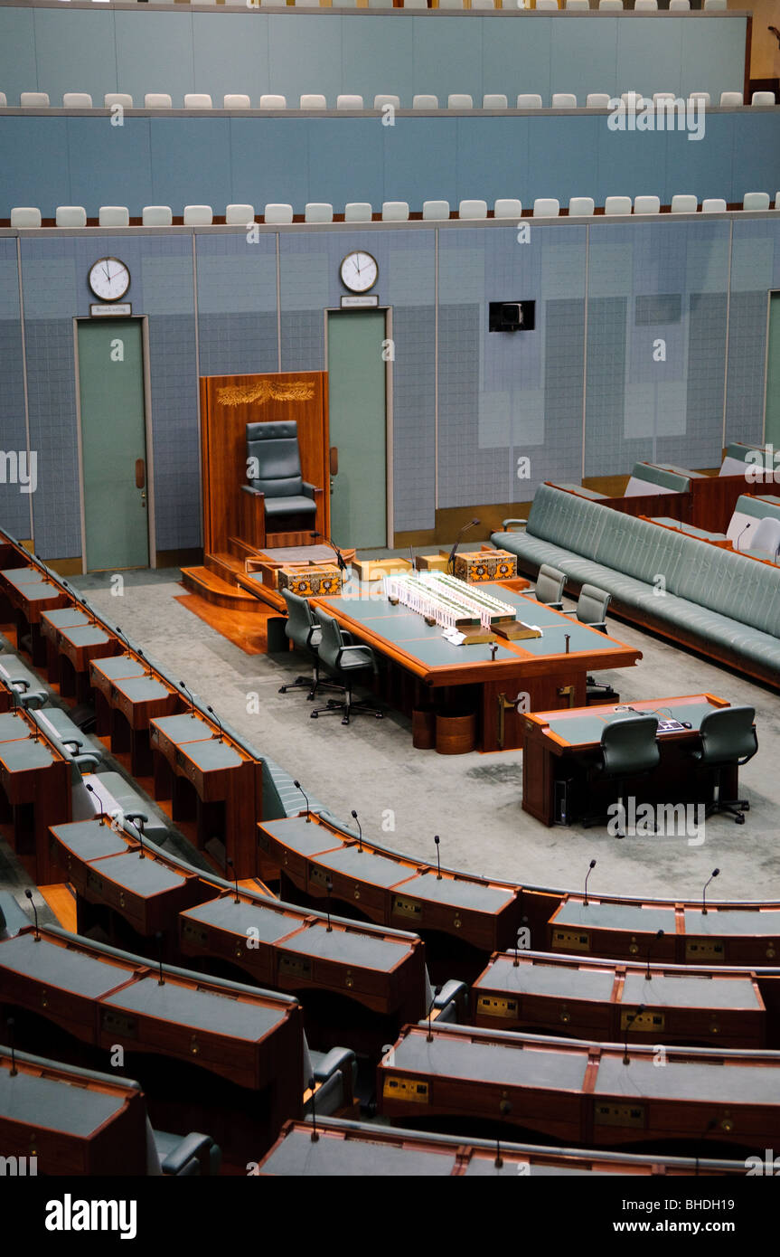 CANBERRA, AUSTRALIE - Dans le reflet de la couleur de la Chambre des communes britannique, la Chambre des représentants est décorée en vert. Cependant, la couleur est coupé pour suggérer la couleur de feuilles d'eucalyptus.La Maison du Parlement est le lieu de réunion du Parlement de l'Australie. Il est situé à Canberra, la capitale de l'Australie. Il a été ouvert le 9 mai 1988 par la reine Elizabeth II, reine d'Australie.[1] Sa construction a coûté plus de 1,1 milliards de dollars. À l'époque de sa construction c'était le bâtiment le plus cher dans l'hémisphère Sud. Avant 1988, le Parlement de l'Australie s'est réuni Banque D'Images