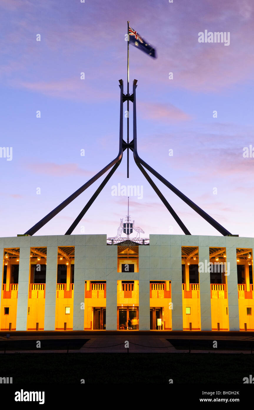 CANBERRA, AUSTRALIE - La Maison du Parlement est le lieu de réunion du Parlement de l'Australie. Il est situé à Canberra, la capitale de l'Australie. Il a été ouvert le 9 mai 1988 par la reine Elizabeth II, reine d'Australie.[1] Sa construction a coûté plus de 1,1 milliards de dollars. À l'époque de sa construction c'était le bâtiment le plus cher dans l'hémisphère Sud. Avant 1988, le Parlement de l'Australie se sont réunis à la maison du parlement provisoire, qui est maintenant connu sous le nom de 'Old Parliament House'. Banque D'Images