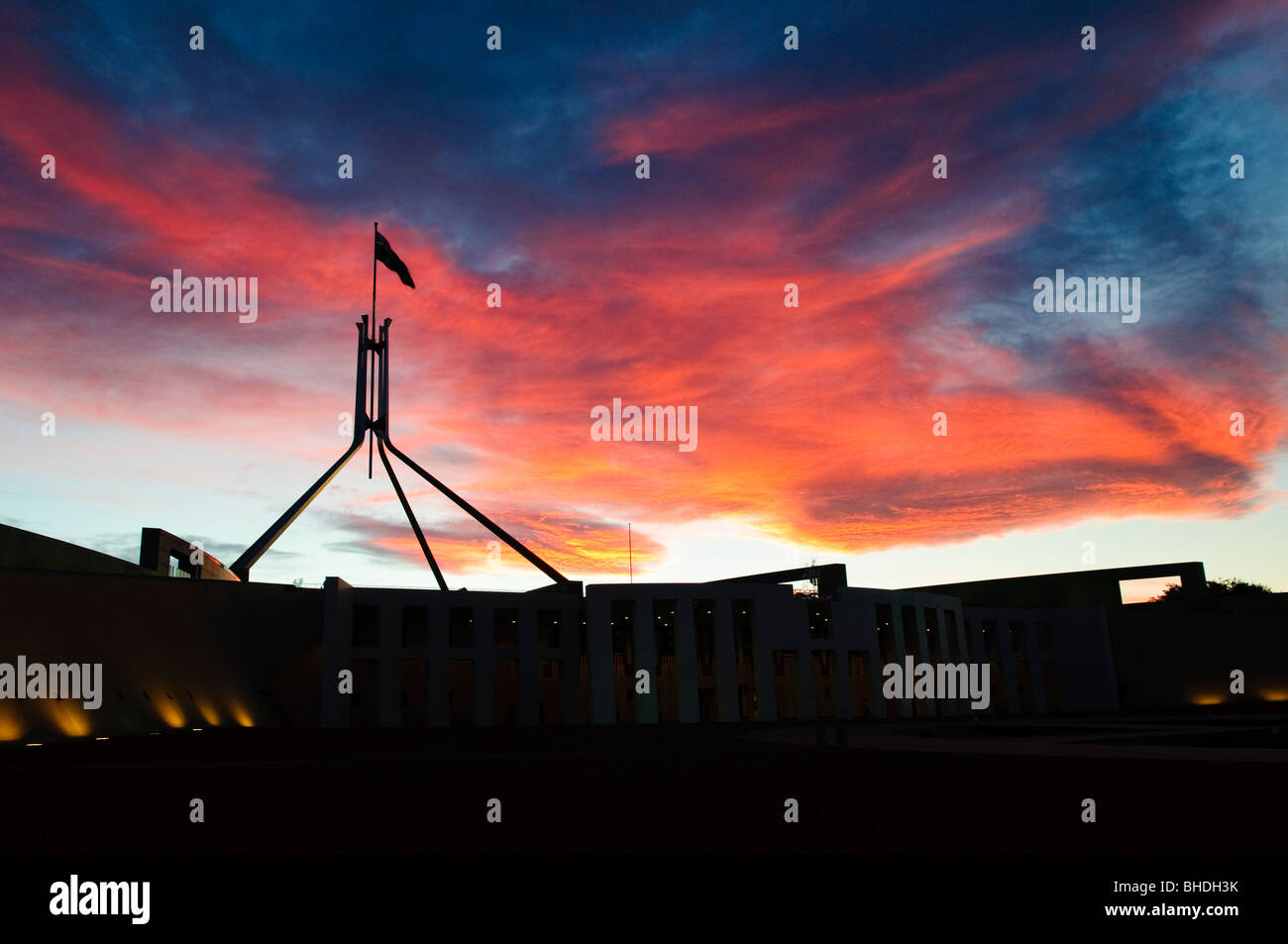 CANBERRA, AUSTRALIE - La Maison du Parlement est le lieu de réunion du Parlement de l'Australie. Il est situé à Canberra, la capitale de l'Australie. Il a été ouvert le 9 mai 1988 par la reine Elizabeth II, reine d'Australie.[1] Sa construction a coûté plus de 1,1 milliards de dollars. À l'époque de sa construction c'était le bâtiment le plus cher dans l'hémisphère Sud. Avant 1988, le Parlement de l'Australie se sont réunis à la maison du parlement provisoire, qui est maintenant connu sous le nom de 'Old Parliament House'. Banque D'Images