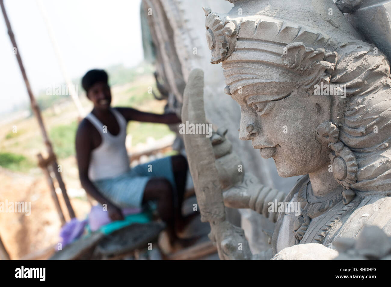 La création de l'homme indien temple béton sculptures sur une divinité Hindu Temple toit. L'Andhra Pradesh, Inde Banque D'Images