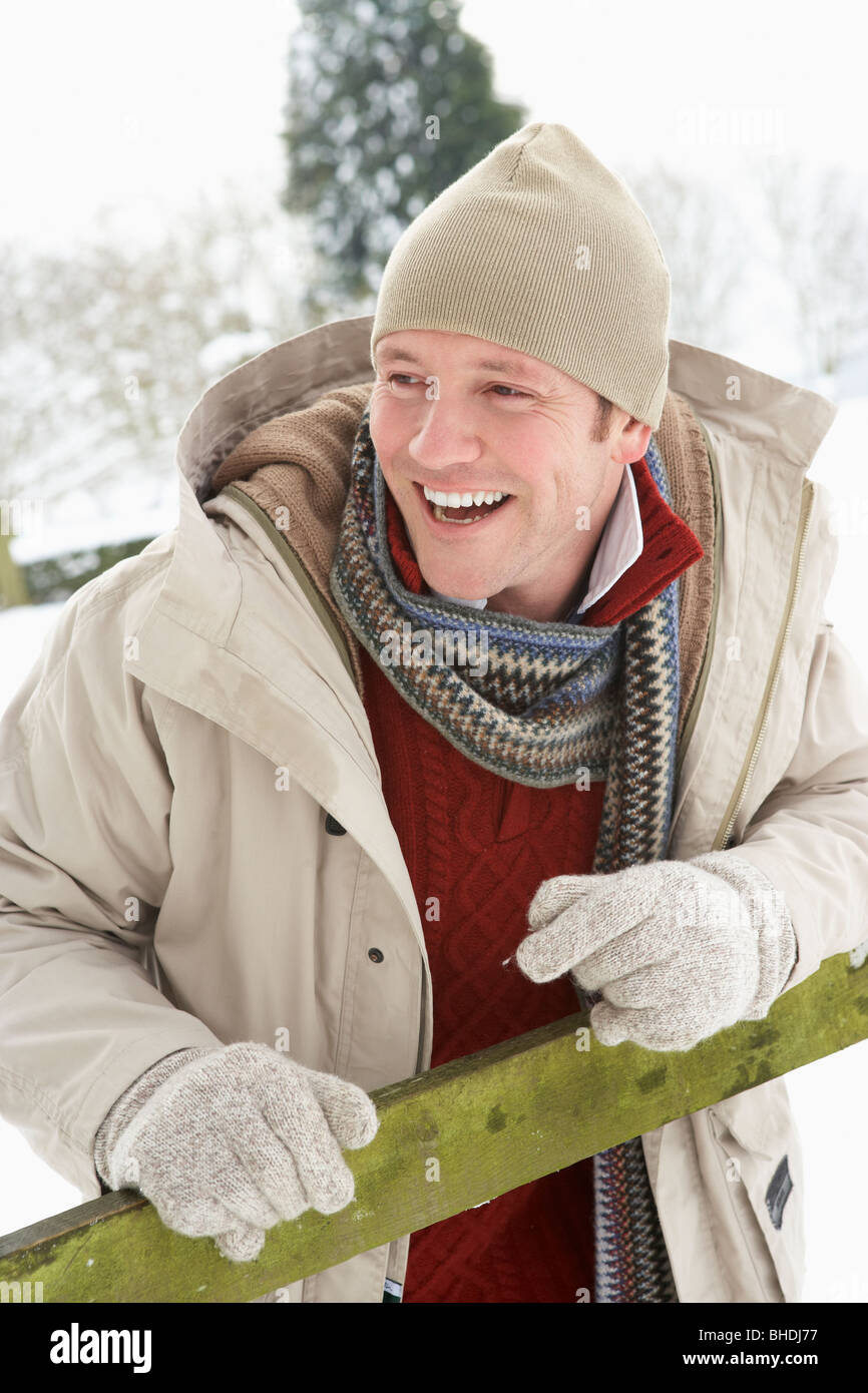 Homme debout à l'extérieur In Snowy Landscape Banque D'Images