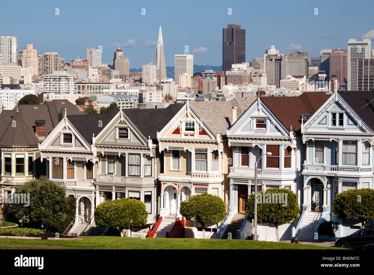 Maisons victoriennes célèbres et Skyline vue d'Alamo Square Banque D'Images