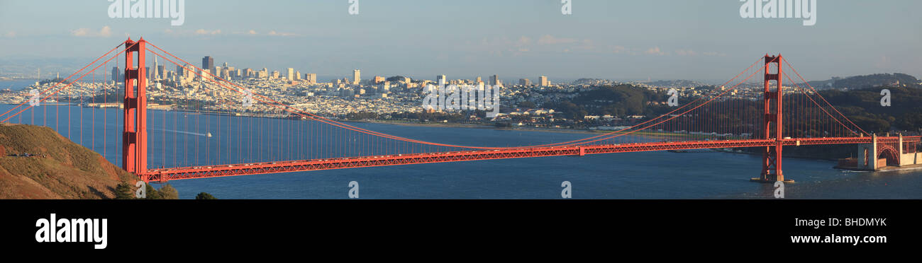 Golden Gate Bridge et sur les toits de la ville derrière Banque D'Images