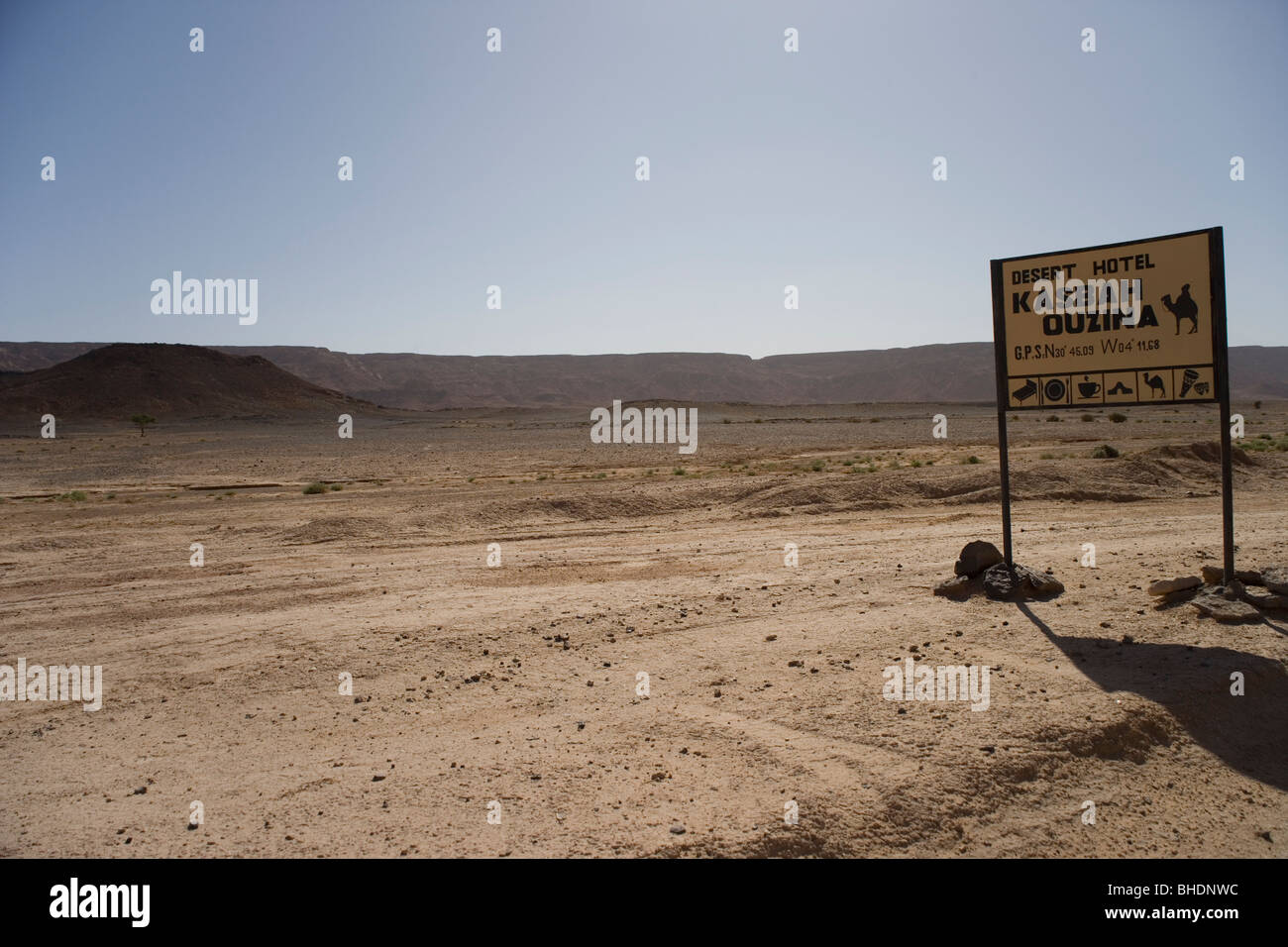 Hotel sign avec GPS site près de la ville de Taouz dans le désert du Sahara, dans le centre du Maroc, près de la frontière algérienne Banque D'Images
