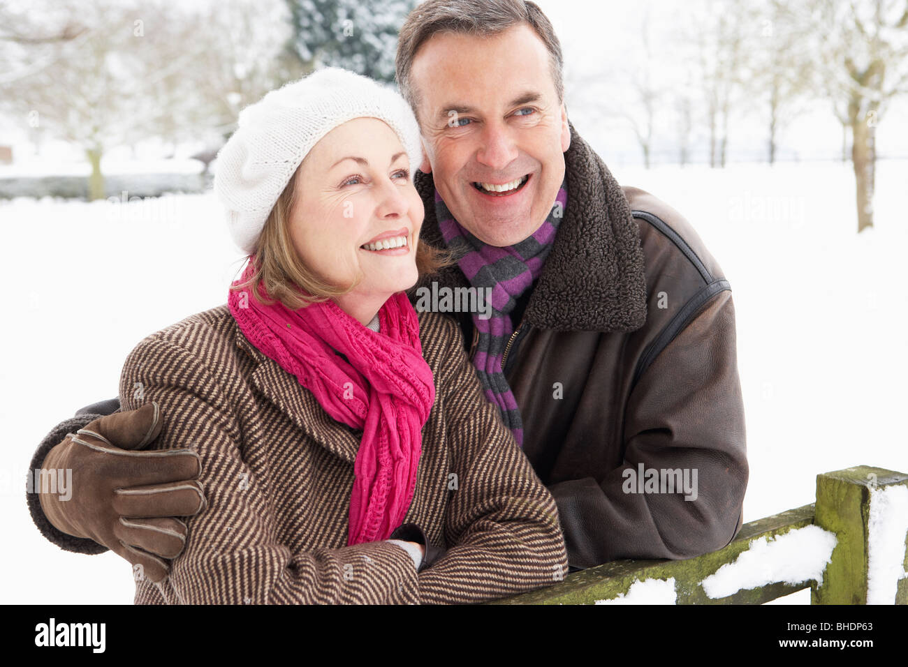 Extérieur : Couple In Snowy Landscape Banque D'Images