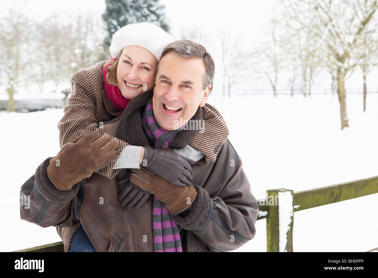 Extérieur : Couple In Snowy Landscape Banque D'Images