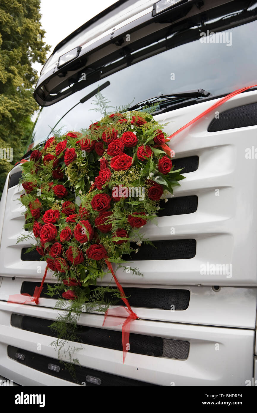Roses en forme de cœur à l'avant d'un camion Banque D'Images