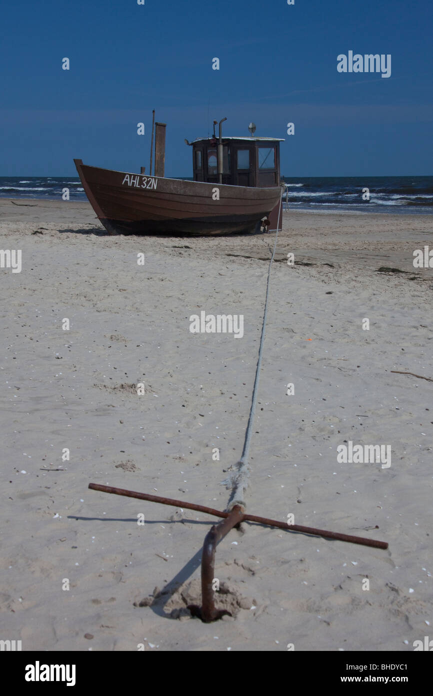 Bateau de pêche sur la plage de Nice sur l'Île Baltique Usedom. Le Mecklembourg-Poméranie-Occidentale, Allemagne. Banque D'Images