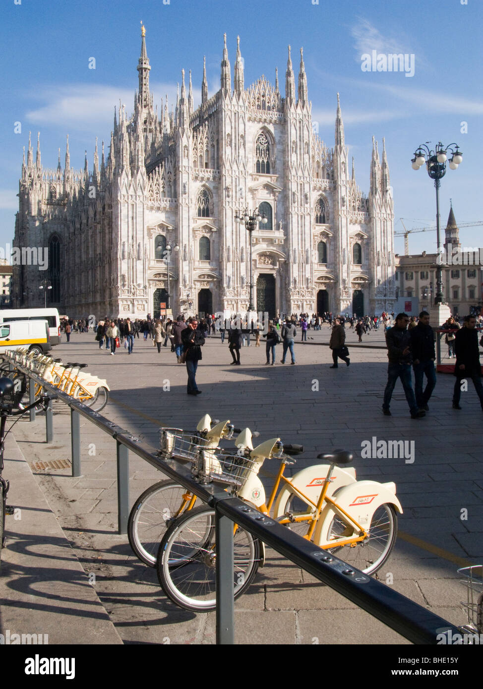 Partage des vélos, piazza Duomo, milan, Lombardie, Italie Banque D'Images