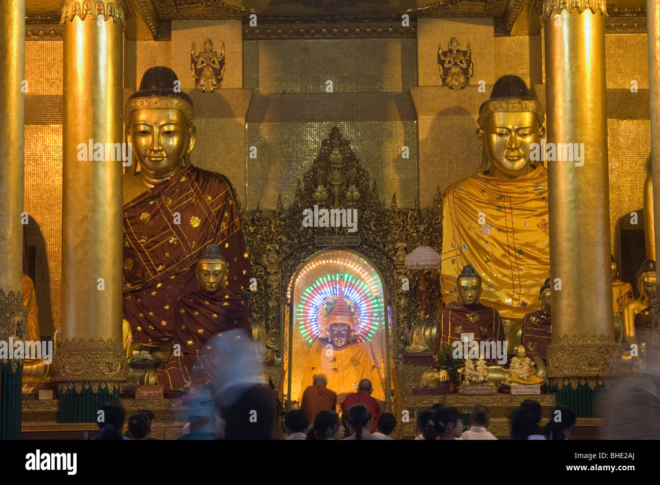 Les dévots prier dans le temple de la pagode Shwedagon, Bouddha Kakusandha, Rangoon, Birmanie, Myanmar, Yangon Banque D'Images