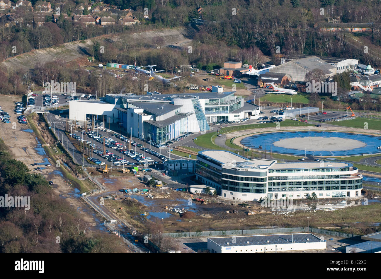 Vue aérienne de Mercedes-Benz World, à Brooklands. Brooklands Hotel de premier plan, arrière-plan reste des banques de piste de course. Banque D'Images
