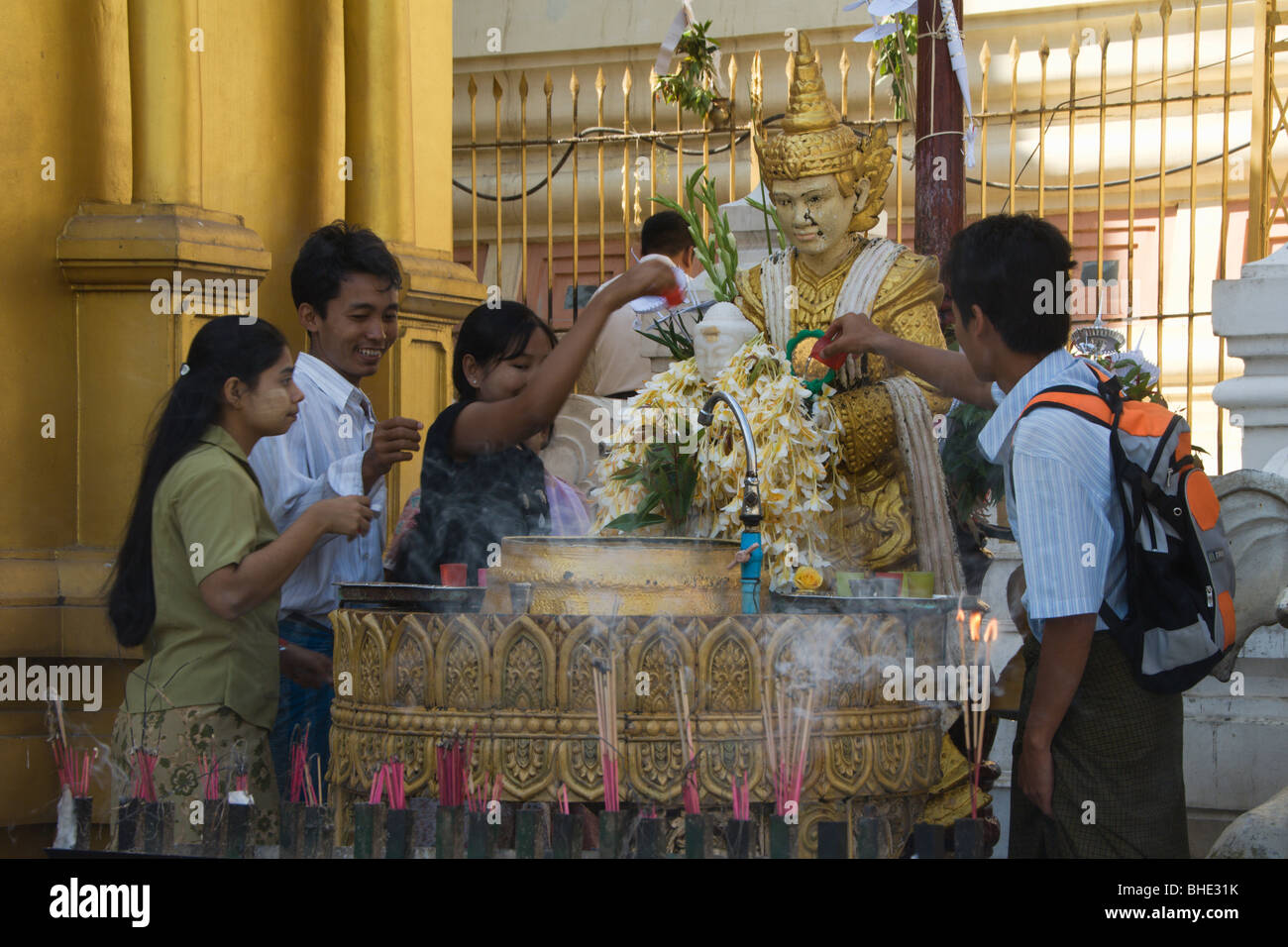 Les dévots prient, verser de l'eau et en faisant des offrandes au Bouddha, Rangoon, Birmanie, Myanmar, Yangon Banque D'Images