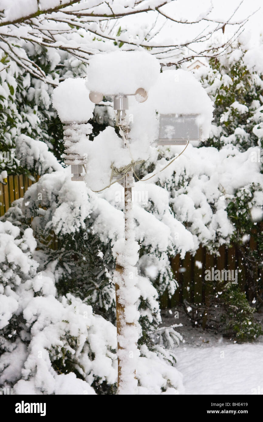 Station météo amateur couvertes de neige Photo Stock - Alamy