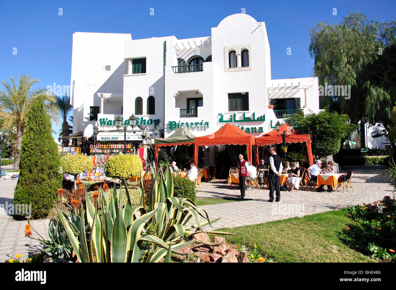 Restaurants en plein air, maisons des jardins, Port El Kantaoui, Sousse, Tunisie Gouvernorat Banque D'Images