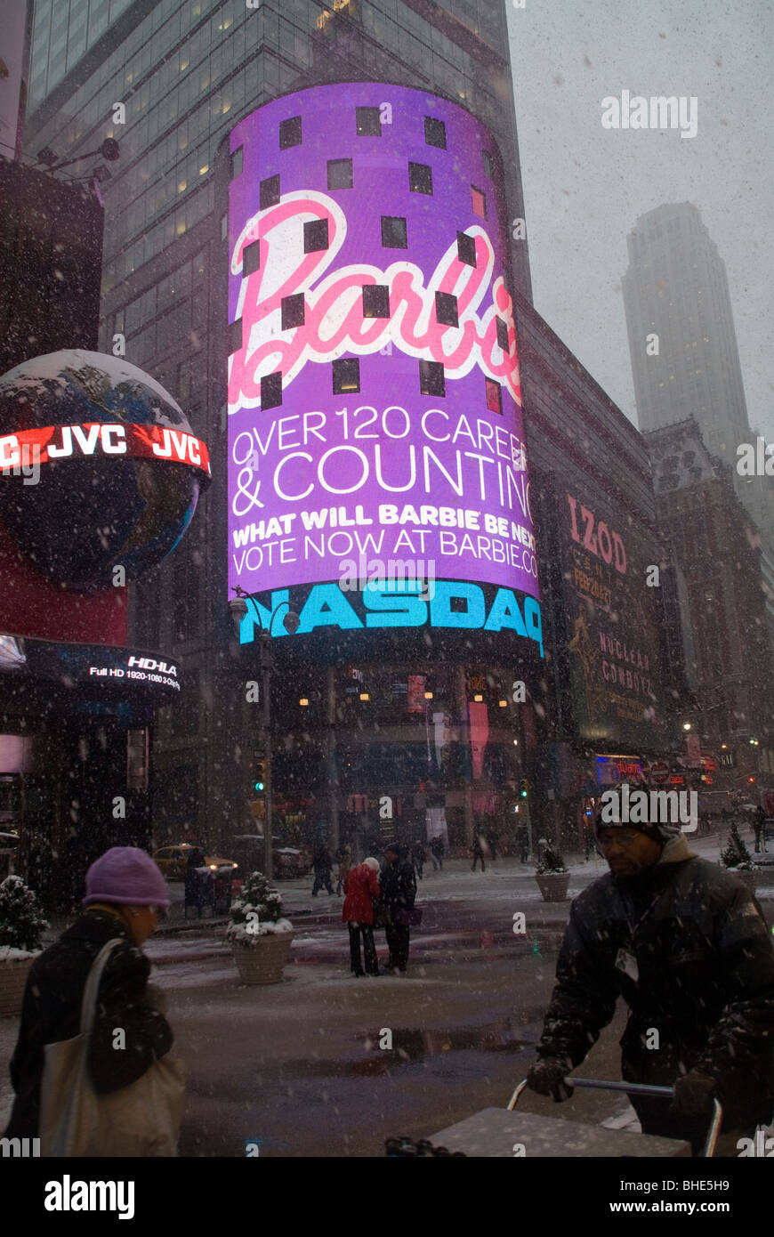 Mattel Barbie est promu, le témoin lumineux du Nasdaq à Times Square à New York pendant une tempête de neige Banque D'Images Mattel Barbie est promu, le témoin lumineux du Nasdaq à Times Square à New York pendant une tempête de neige Banque D'Images