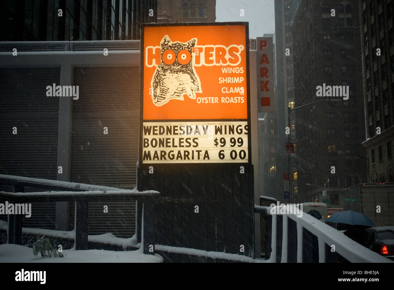 Une succursale de la chaîne de restaurants Hooters populaires est vu à New York pendant une tempête de neige Banque D'Images