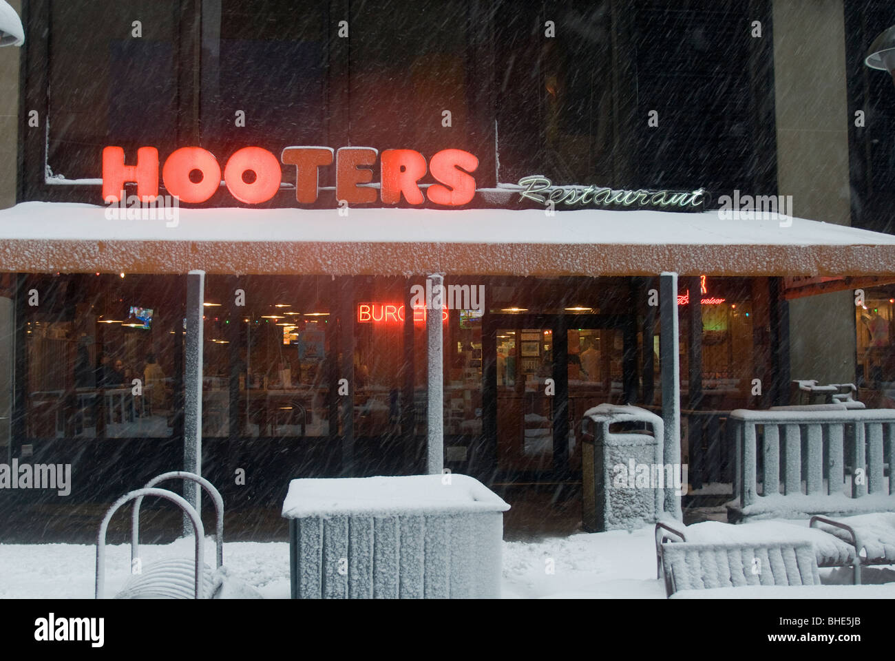 Une succursale de la chaîne de restaurants Hooters populaires est vu à New York pendant une tempête de neige Banque D'Images