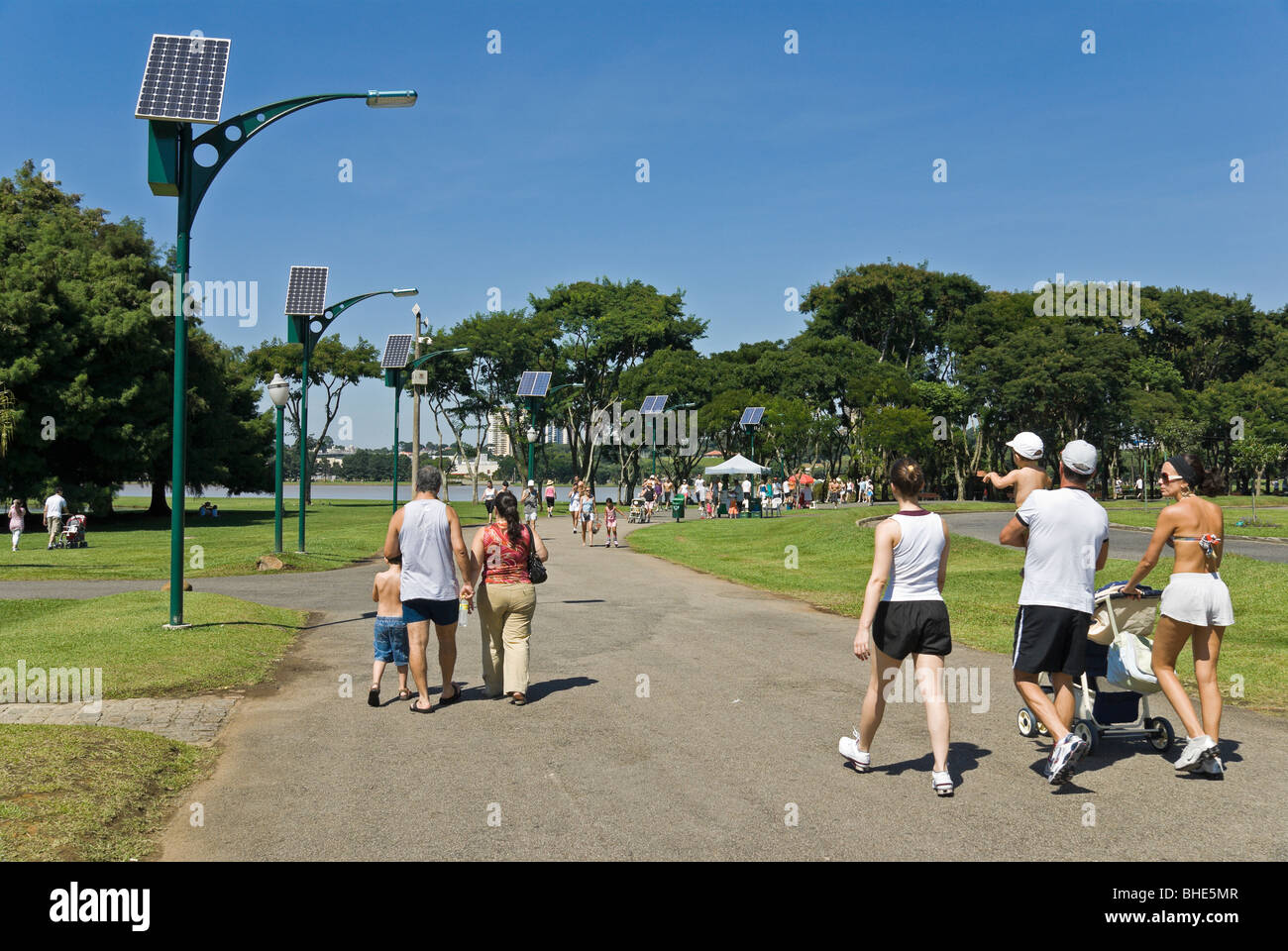 Les uns flânant dans Barigui park. Curitiba, Brésil. Banque D'Images