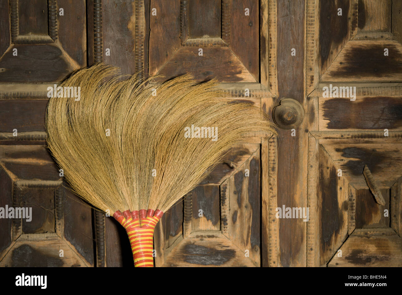Broom, Monastère Shwe In Bin Kyaung, Mandalay, Birmanie, Myanmar Banque D'Images