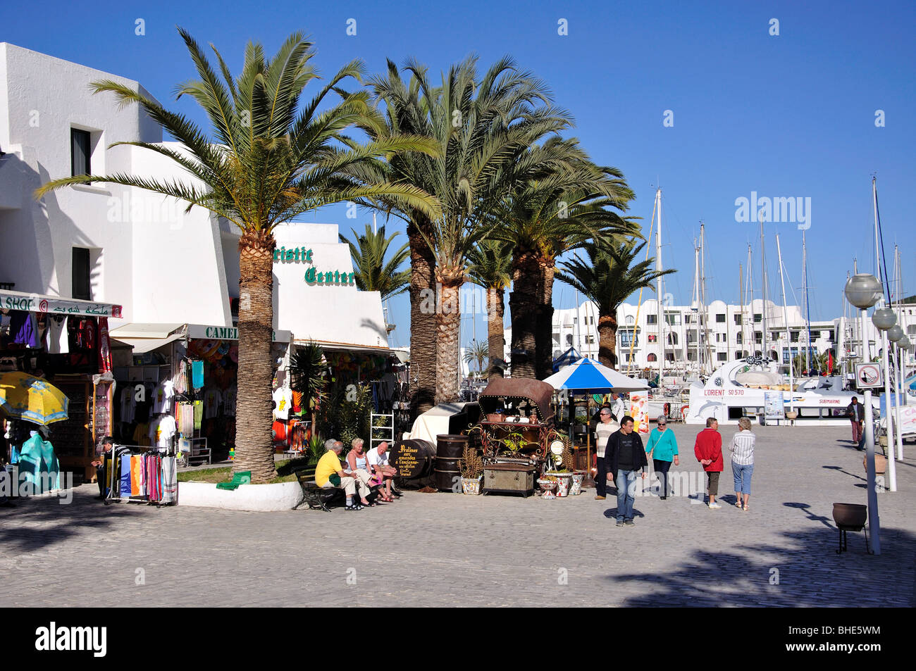 Boutiques sur quai, Port El Kantaoui Marina, Port El Kantaoui, Sousse, Tunisie Gouvernorat Banque D'Images