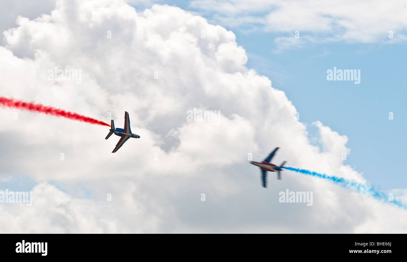 L'équipe de démonstration de la voltige française voler en formation serrée de la fumée de couleur Banque D'Images