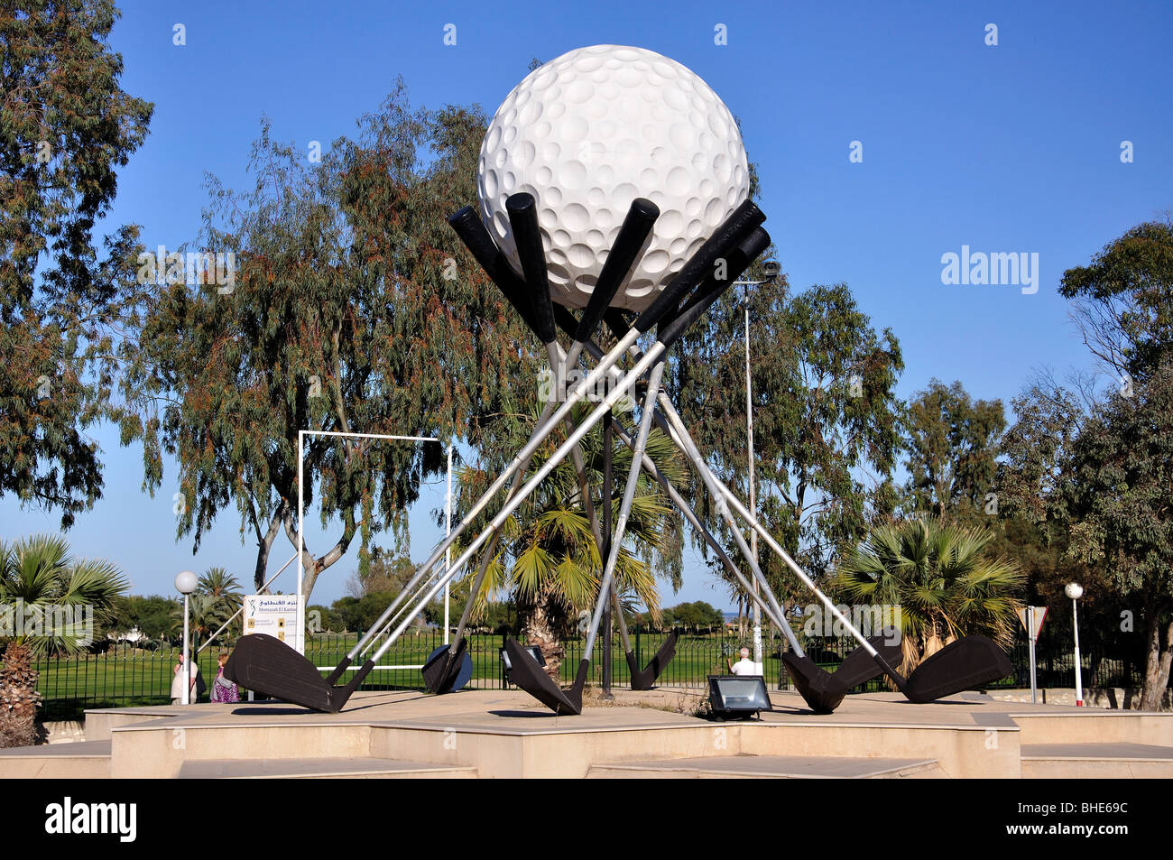 El Kantaoui Golf Course rond-point avec balle de golf et clubs, Port El Kantaoui, Sousse, Tunisie Gouvernorat Banque D'Images