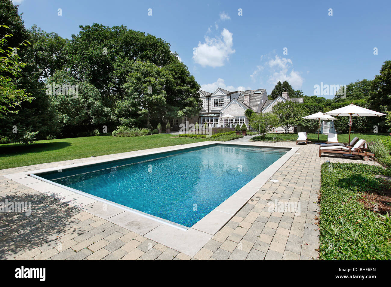 Piscine de luxe maison avec transats Banque D'Images