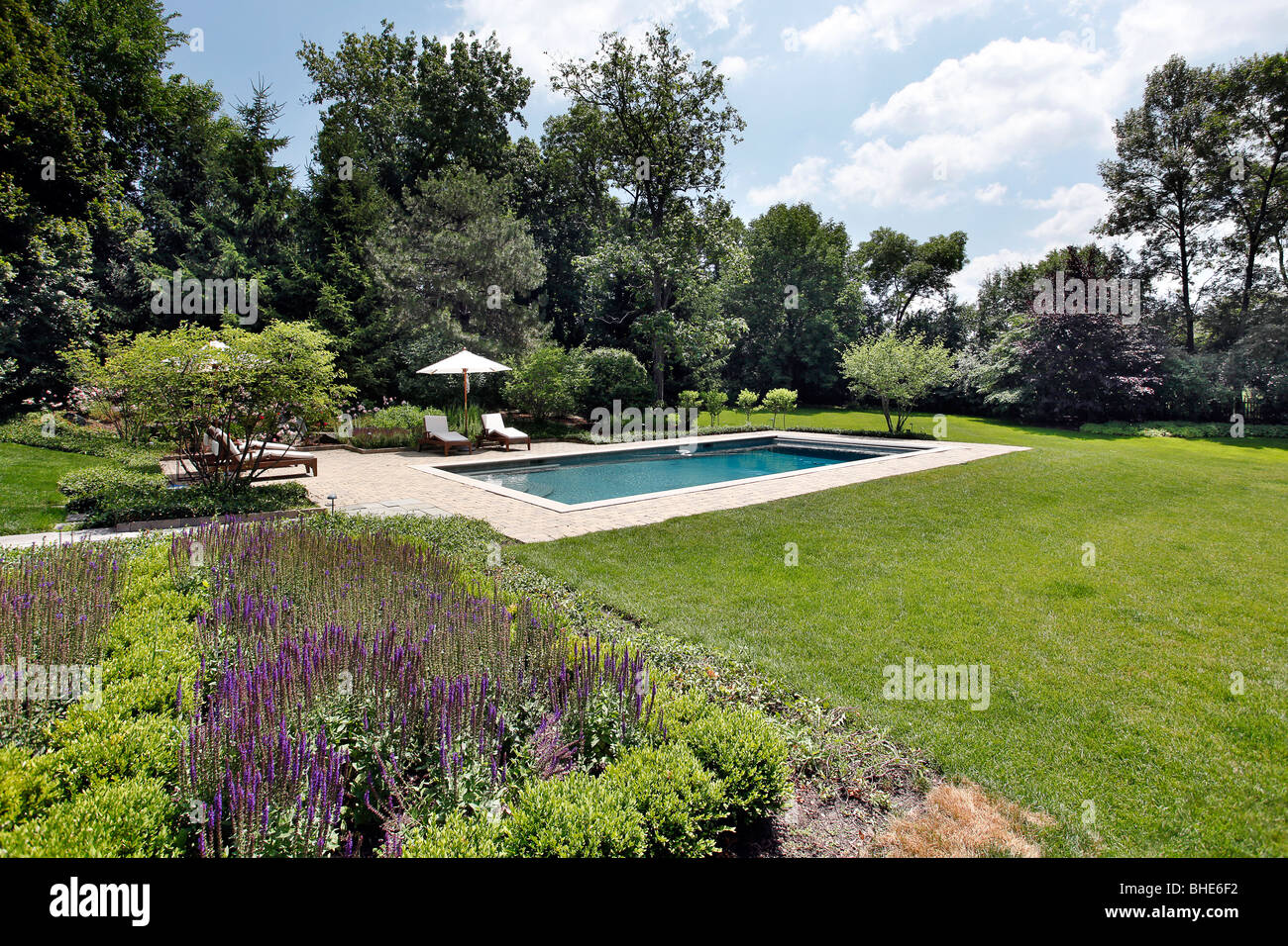 Piscine avec terrasse en brique et de fleurs Banque D'Images