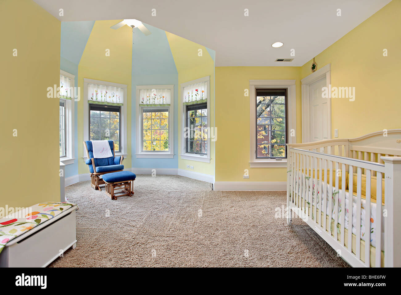 Chambre De Bebe Avec Des Murs Bleu Et Jaune Photo Stock Alamy