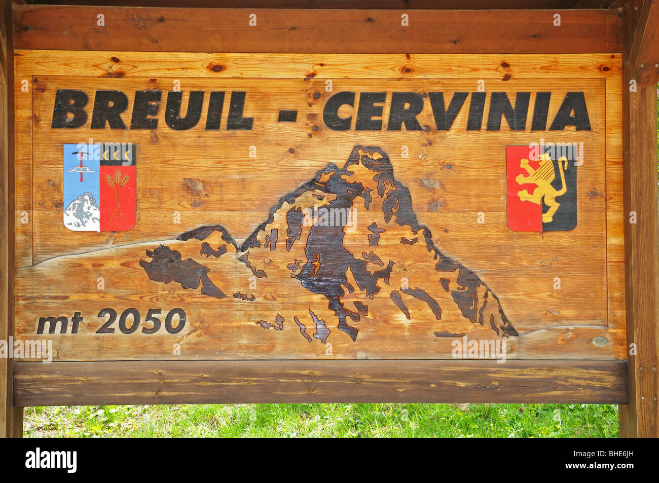 Sol en bois sculpté et peint d'affichage annonçant nom du village Cervinia Breuil sur la route jusqu'à Val Tournenche Italie Banque D'Images