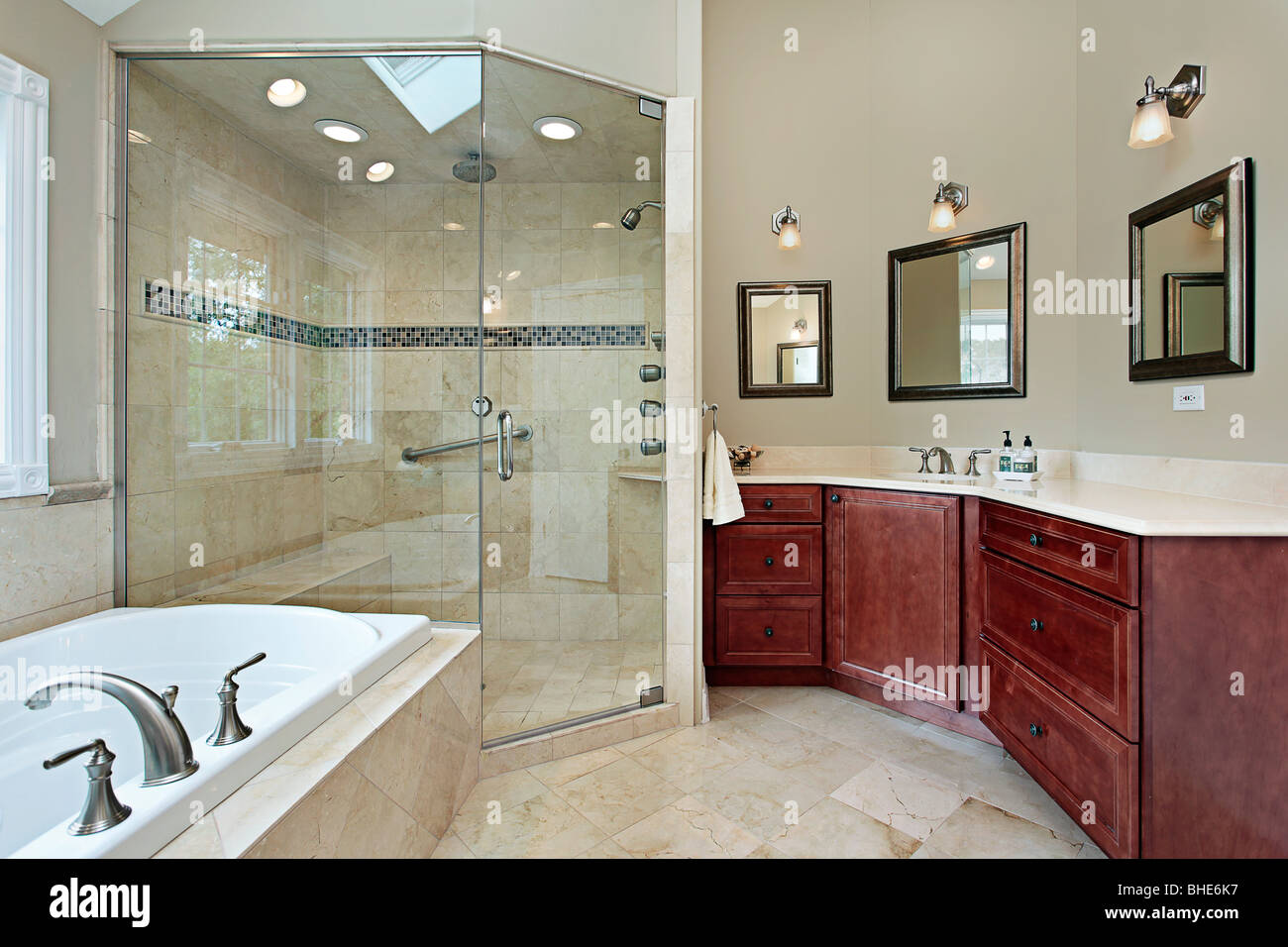 Maison de luxe dans la salle de bains principale avec douche en verre Banque D'Images