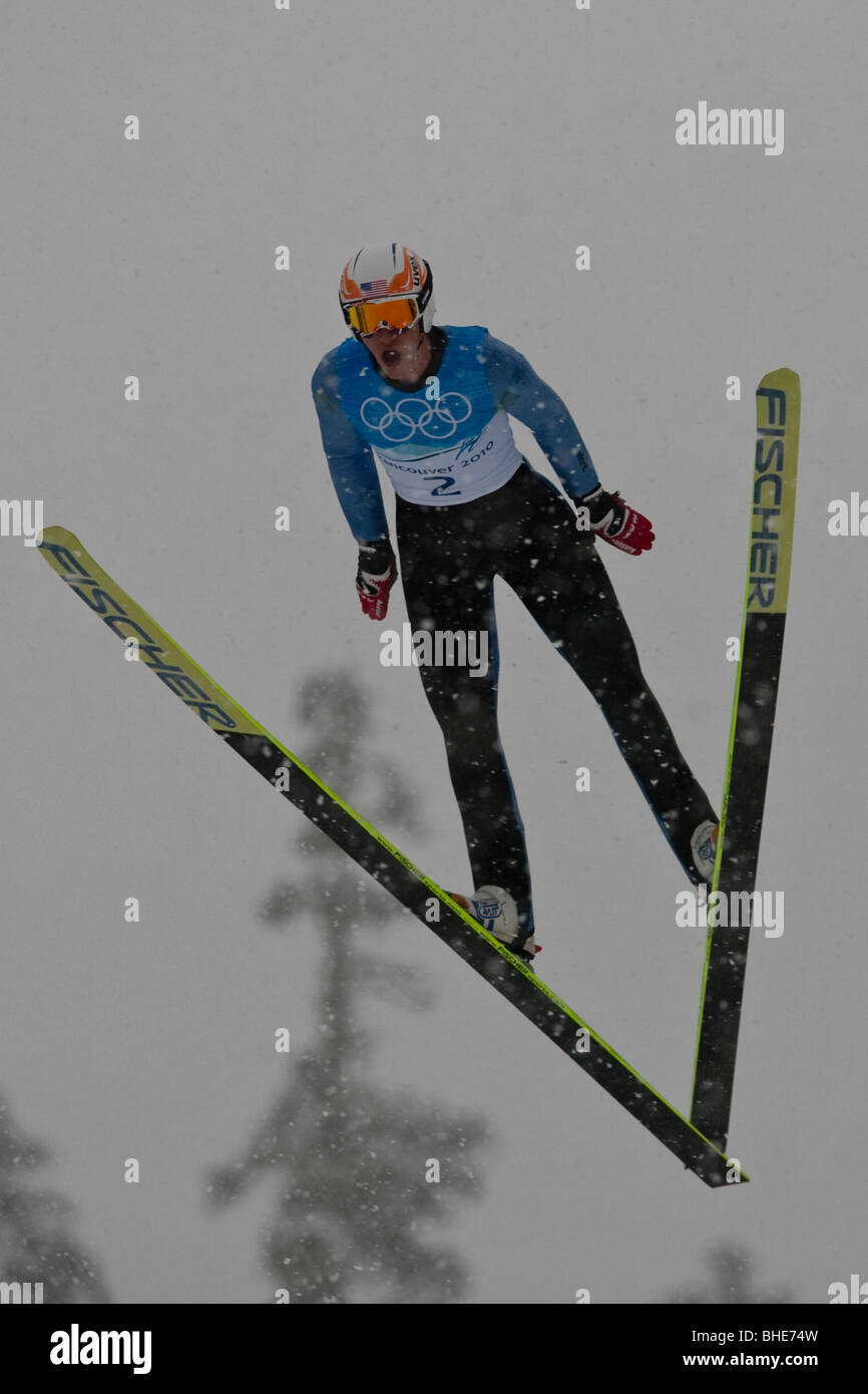 Anders Johnson (USA) au cours individuels de formation de NH Saut à ski aux Jeux Olympiques d'hiver de 2010, Vancouver, Colombie-Britannique. Banque D'Images