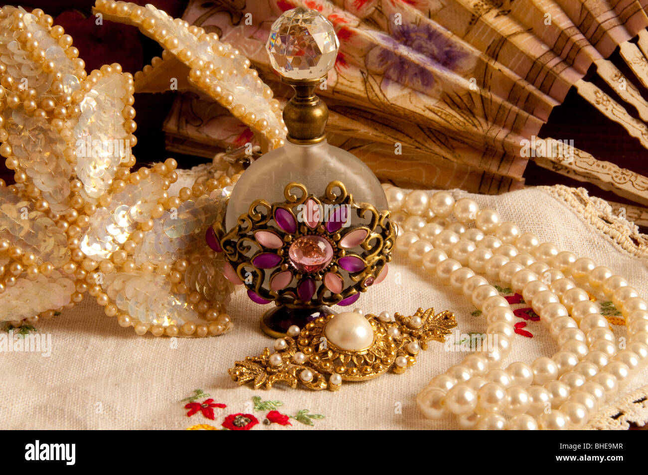 Féminin antique articles dresser tiara,flacon de parfum papier, ventilateur, collier de perle blanc napperon brodé sur Banque D'Images