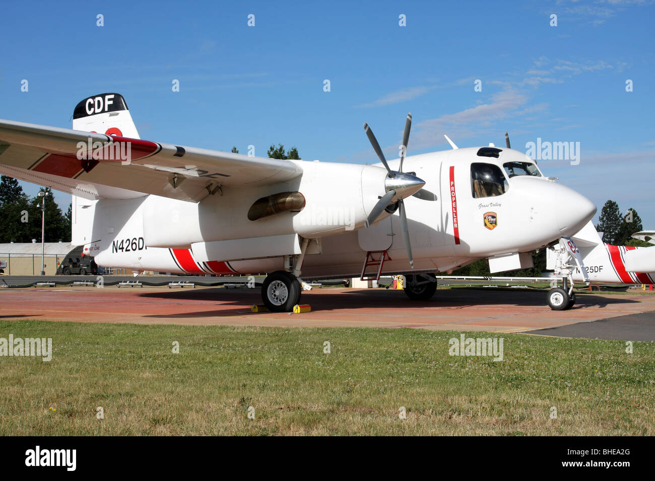Calfire Grumman S2-T Turbo Tracker est au prêt à l'attaque aérienne Grass Valley en Californie du Nord De Base Banque D'Images