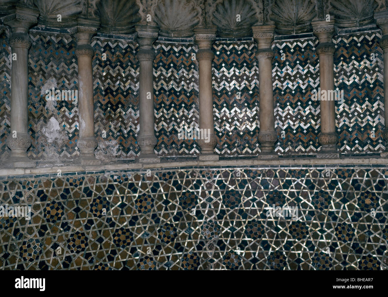 Mausolée de Sultan Qalaun. Détail de polychrome mihrab, 1283 période mamelouke. Le Caire Egyp Banque D'Images