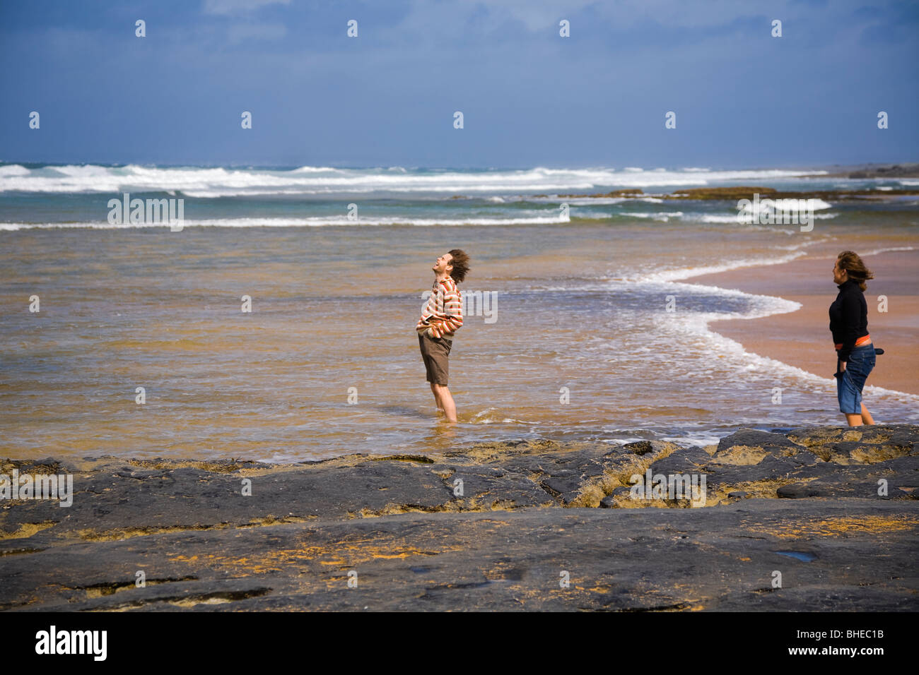 Couple sur la plage de Fanore, comté de Clare, Irlande. Banque D'Images