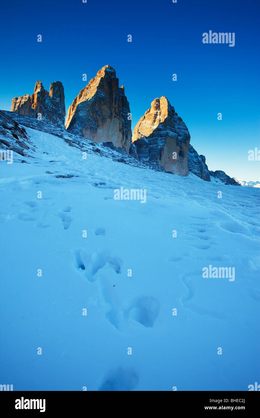 Tre Cime di Lavaredo couverte de neige à l'aube Banque D'Images