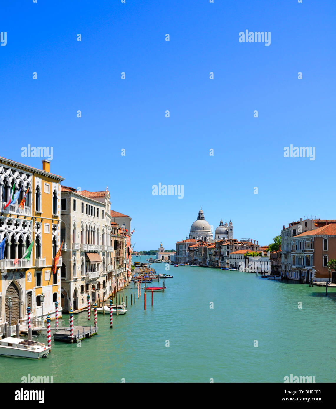 Venise, Vénétie, Italie. Église de Santa Maria della Salute et le Grand Canal vu du pont de l'Académie Banque D'Images