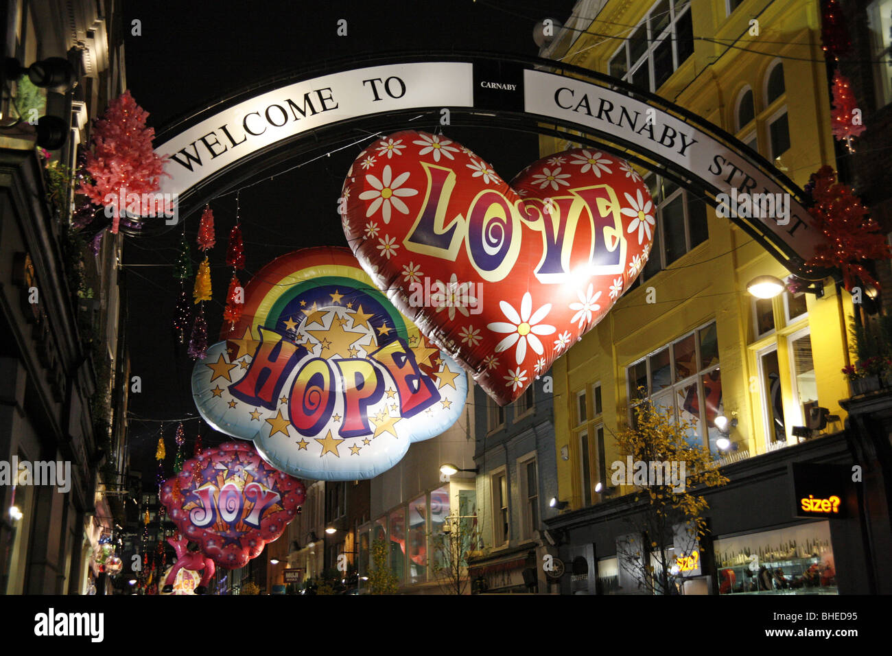 Ballon de Noël illuminations et décorations, lumières dans Carnaby Street, Londres Banque D'Images