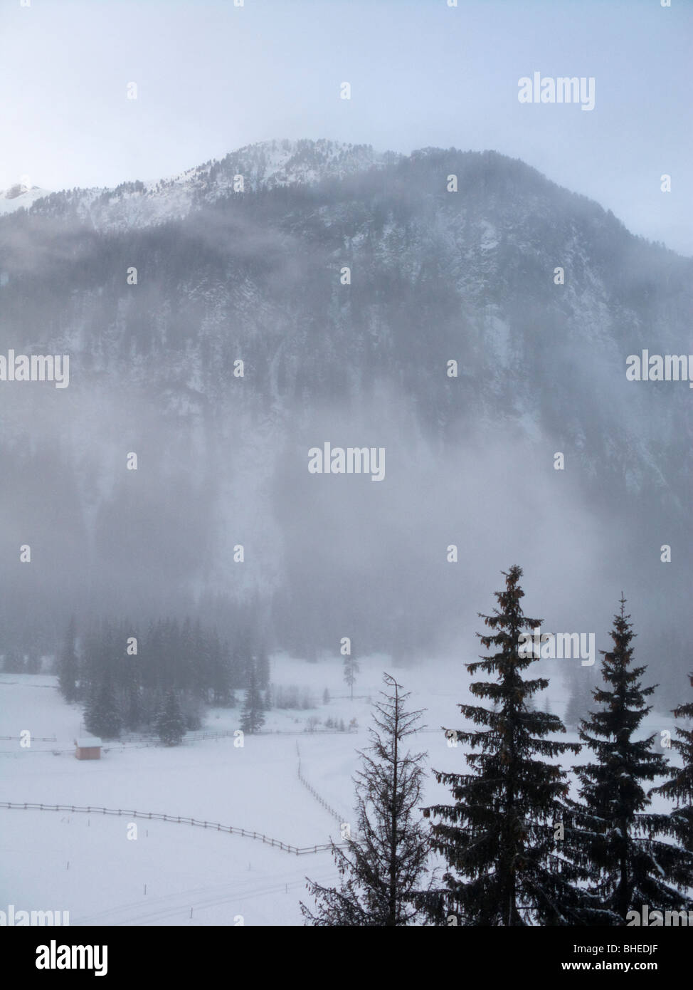 Les nuages bas autour de montagne en hiver. Canazei, Dolomites, Italie. Banque D'Images