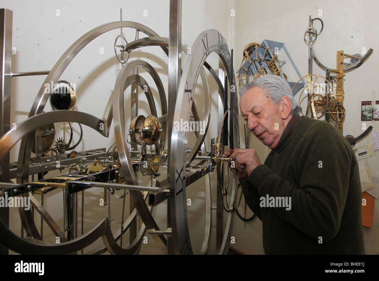 Jean Kazes, maître horloger suisse avec réveil à destination de clochard, New York ; Carouge, Genève, Suisse Banque D'Images