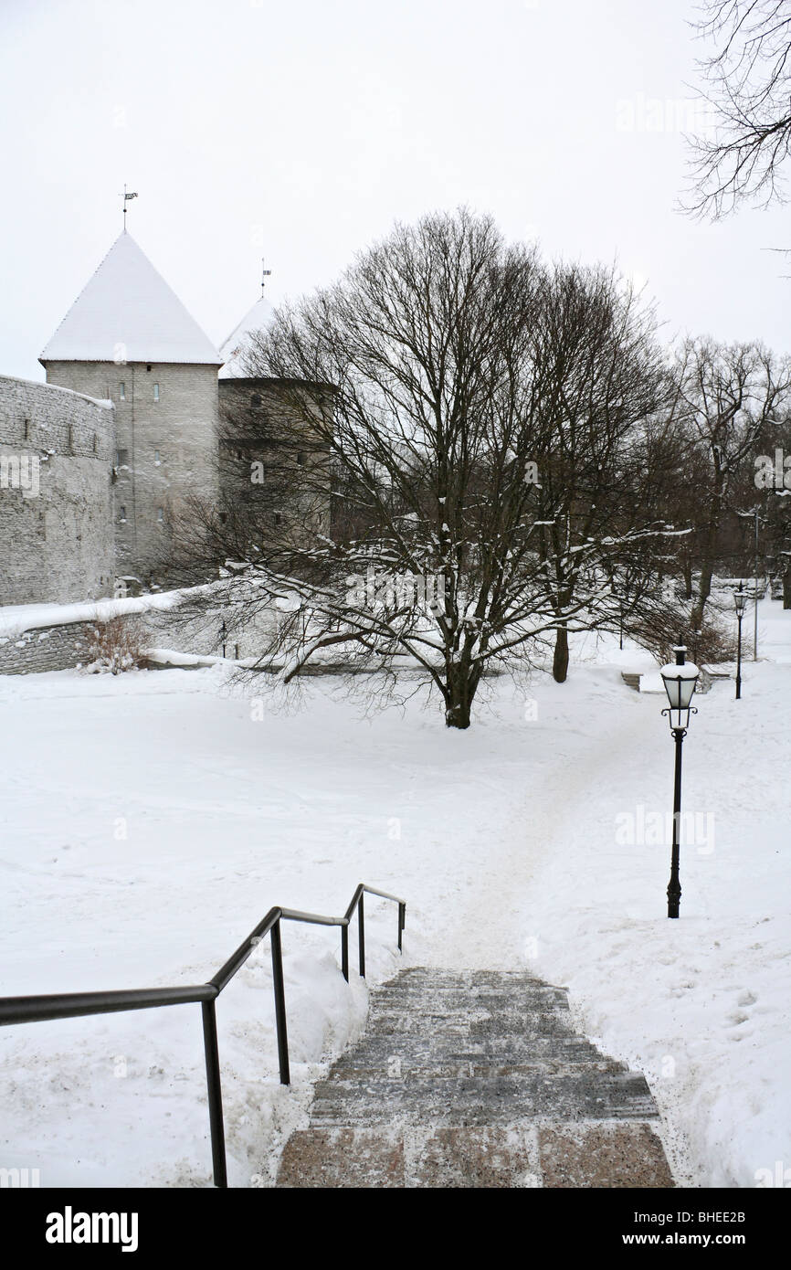 Les murs en pierre et des tours en danois du Jardin du Roi, la forme de défense médiévale dans le district de Toompea, la vieille ville de Tallinn, Estonie. Banque D'Images