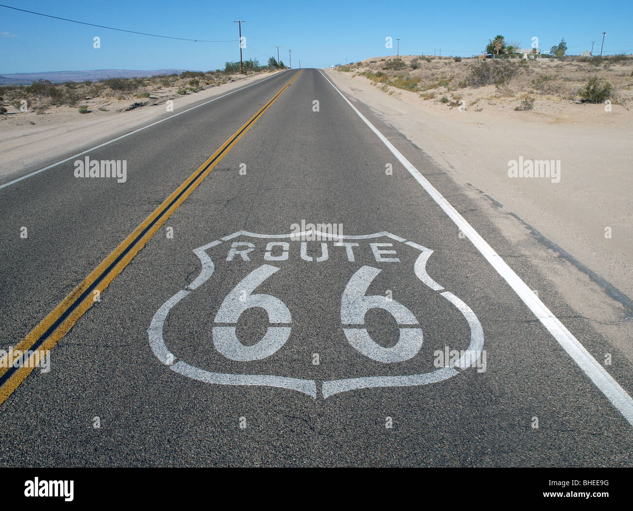 Signe de la chaussée de la route 66 dans le désert de Mojave en Californie. Banque D'Images