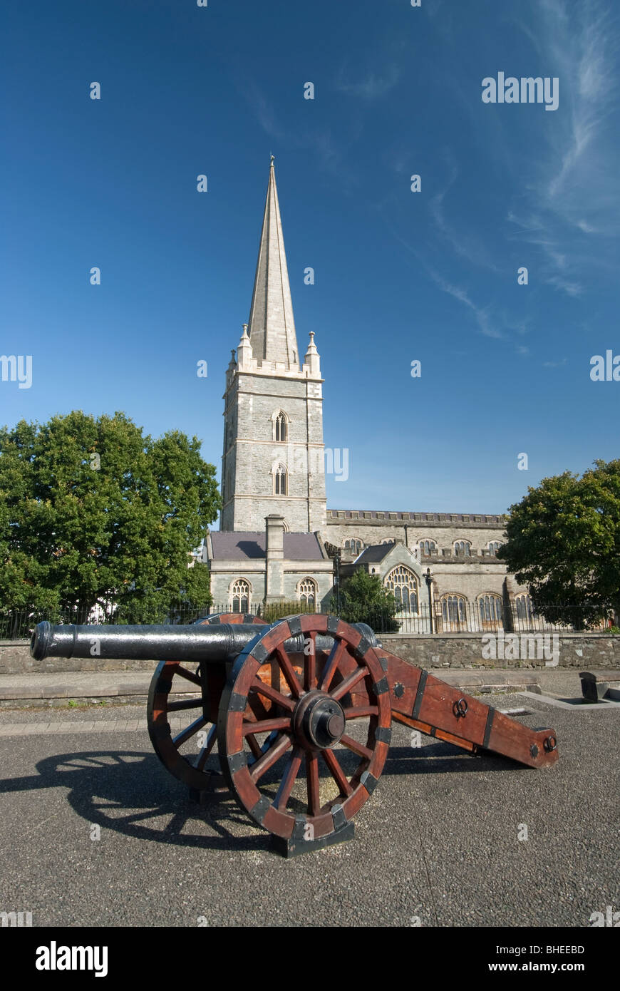 Canons concernant les murs de Derry, Londonderry avec Columb cathédrale en arrière-plan Banque D'Images