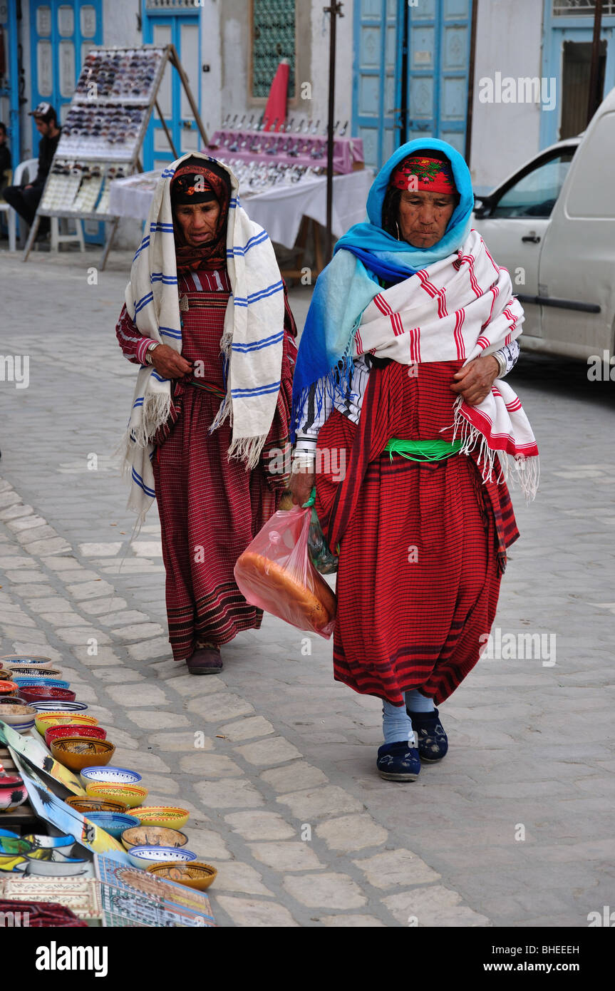 Les femmes en costume traditionnel, le Souk de Kairouan, Kairouan, Kairouan gouvernorat, Tunisie Banque D'Images