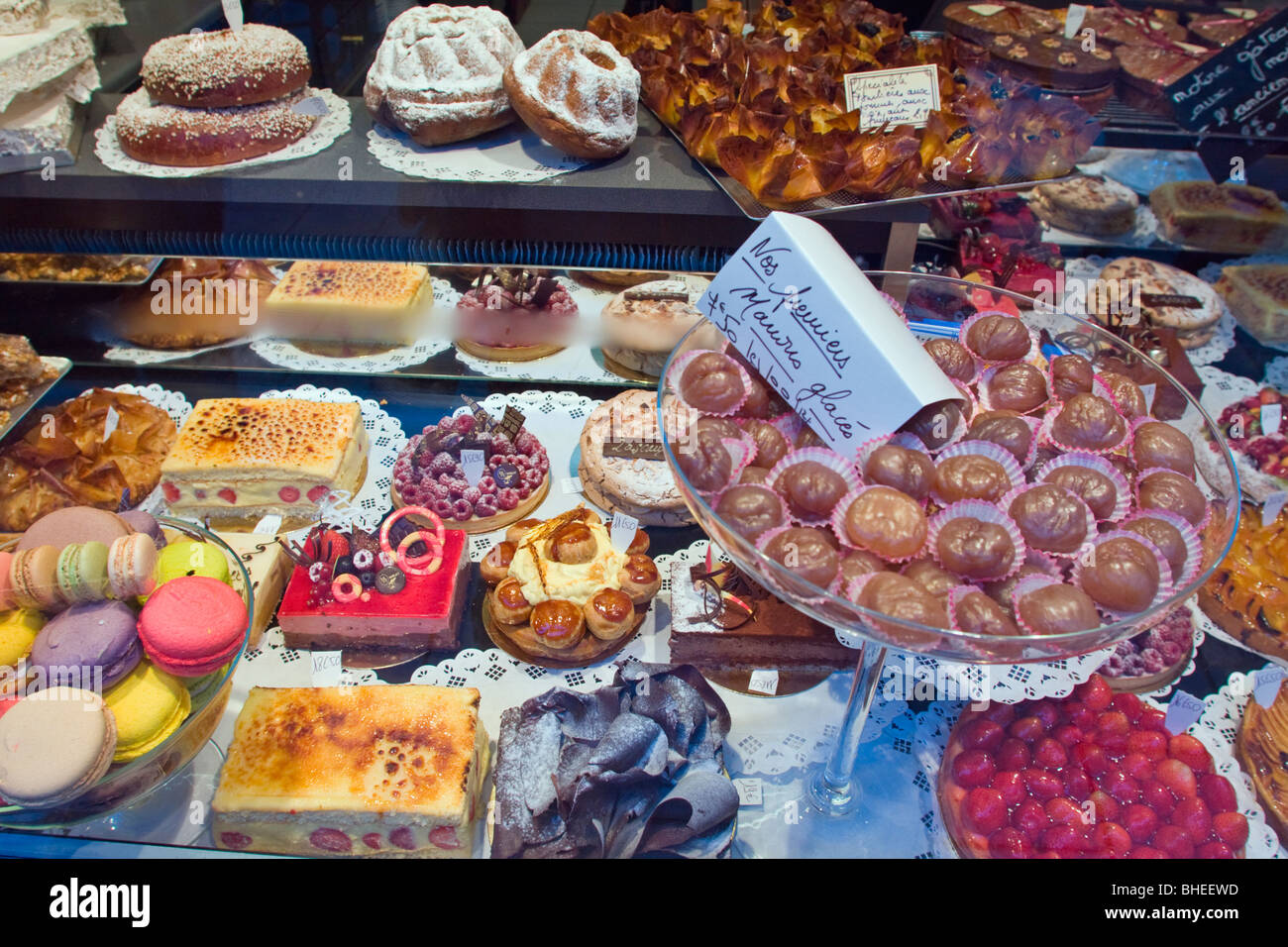 Des pâtisseries françaises vous attireront dans une fenêtre de boulangerie, dans le pittoresque village médiéval de Domme, Dordogne, France. Banque D'Images