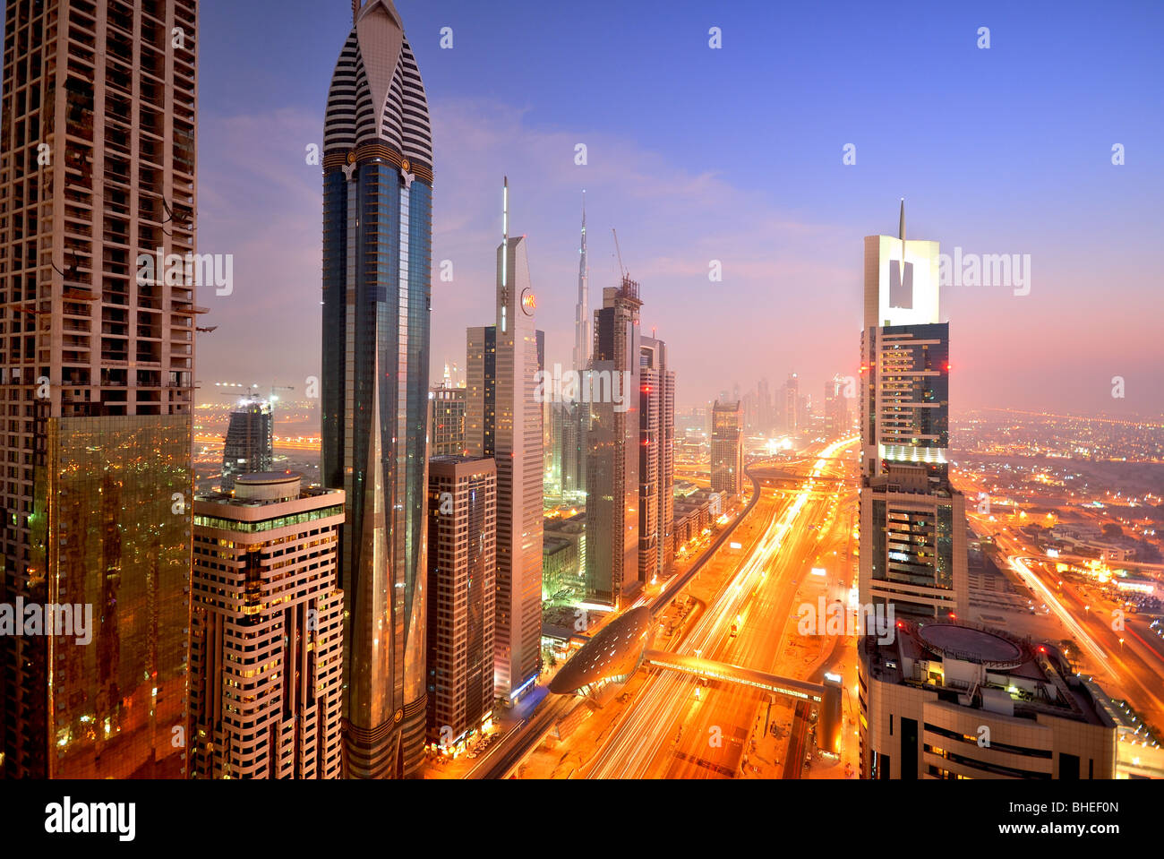 Vue aérienne de Sheik Zayed road. Dubaï au coucher du soleil Banque D'Images